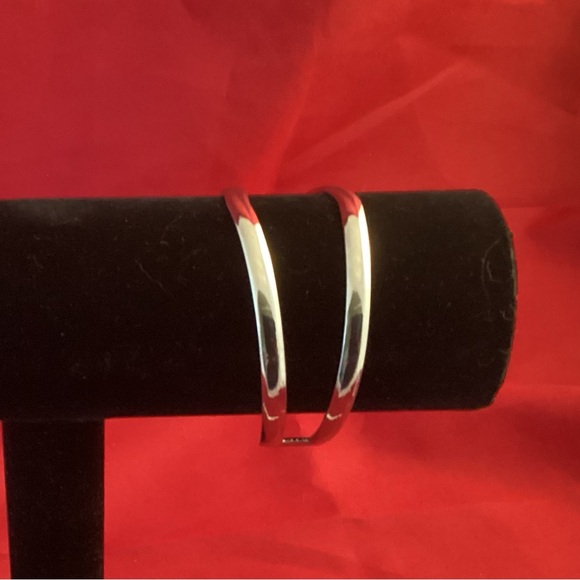 Silver tone minimalist metallic bracelet - Picture 2 of 5